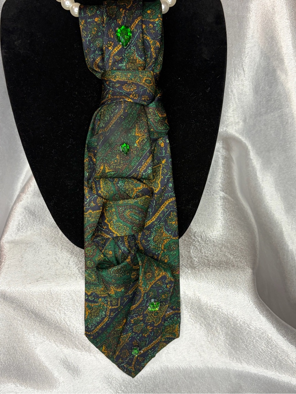 Guy Laroche Green Paisley Silk Necklace Tie with Green Accents